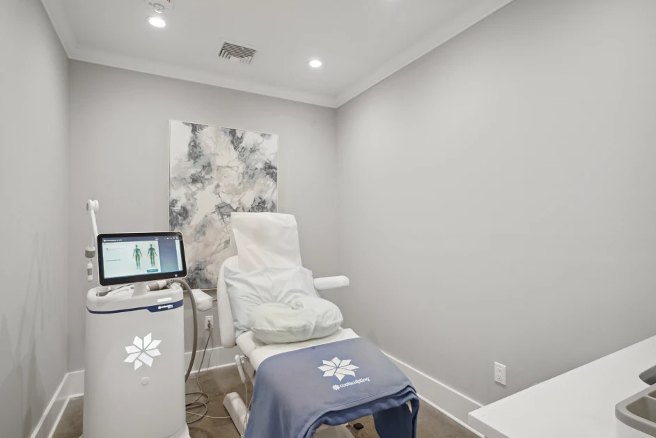 Image of a CoolSculpting procedure at Liv Aesthetics LLC in Thornwood, NY. A clinician applies a cooling device to the client’s midsection, demonstrating a fat-freezing treatment designed to contour the body by targeting stubborn fat areas non-surgically.